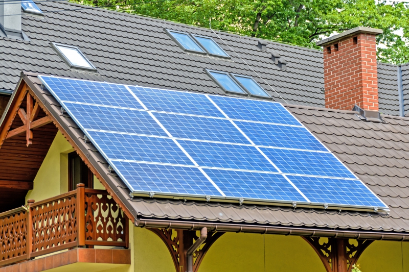 chauffagiste-PIERLAS-min_solar-panels-1477987